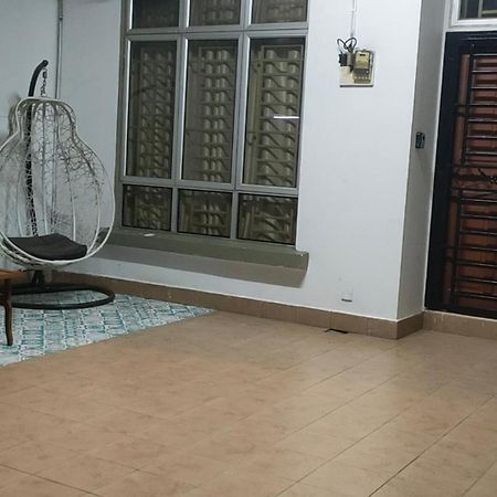 Zulaikha'S Homestay Ulu Tiram Johor Bahru Екстериор снимка